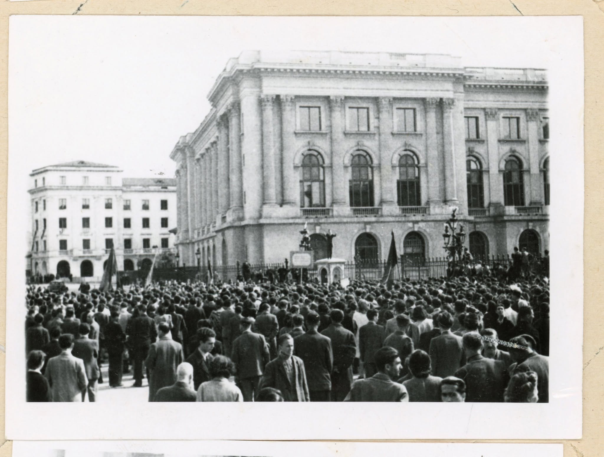 Eltitkolt exodus Erdélyből: így fogytak Ceaușescu Romániájából a magyarok és szászok
