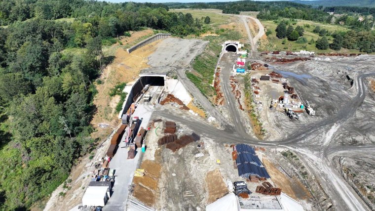 Teljes hosszában átfúrták az A1-es autópályán épülő alagutakat