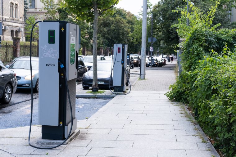 Tervezet: ezernél is több lejre bírságolhatják az elektromos töltőhelyet illetéktelenül elfoglaló autósokat