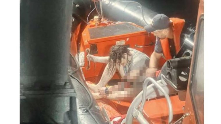 Tizenkét embert mentettek ki a Fekete-tengeren egy kigyulladt és elsüllyedt hajóról