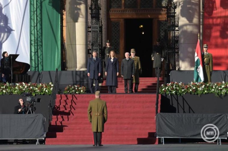 Felvonták a nemzeti lobogót Budapesten az Országház előtt