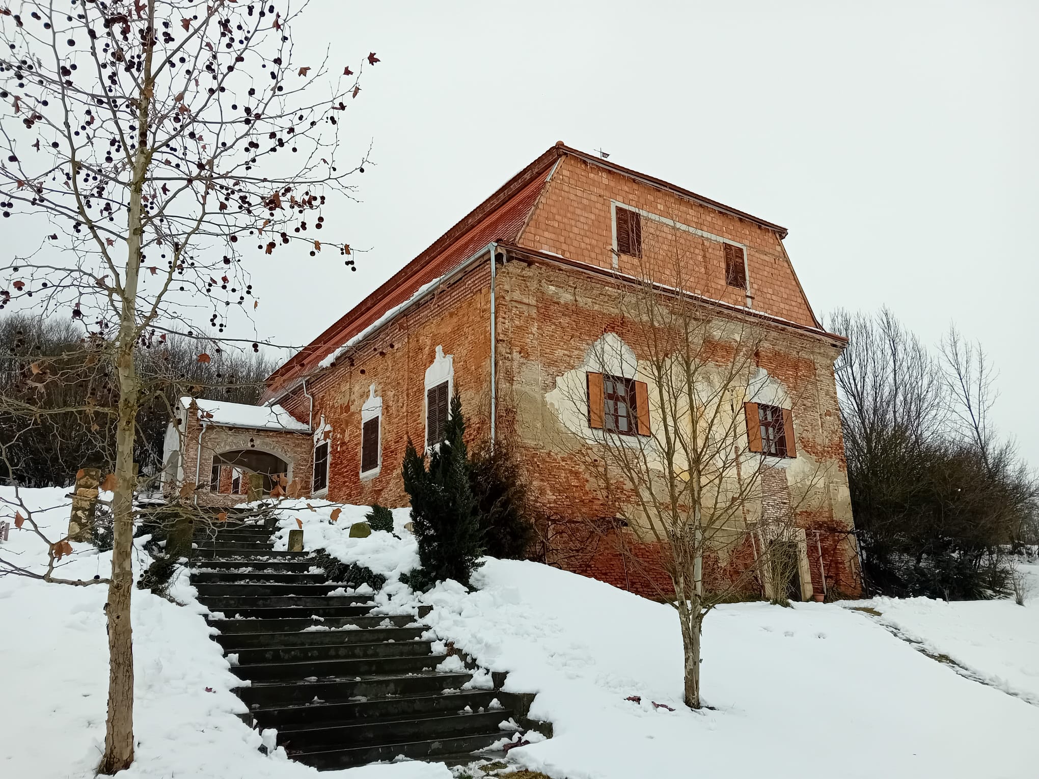 Barabássy-kúria: romjaiból újult meg, továbbra is őrzi Héderfája legtekintélyesebb lakójának örökségét