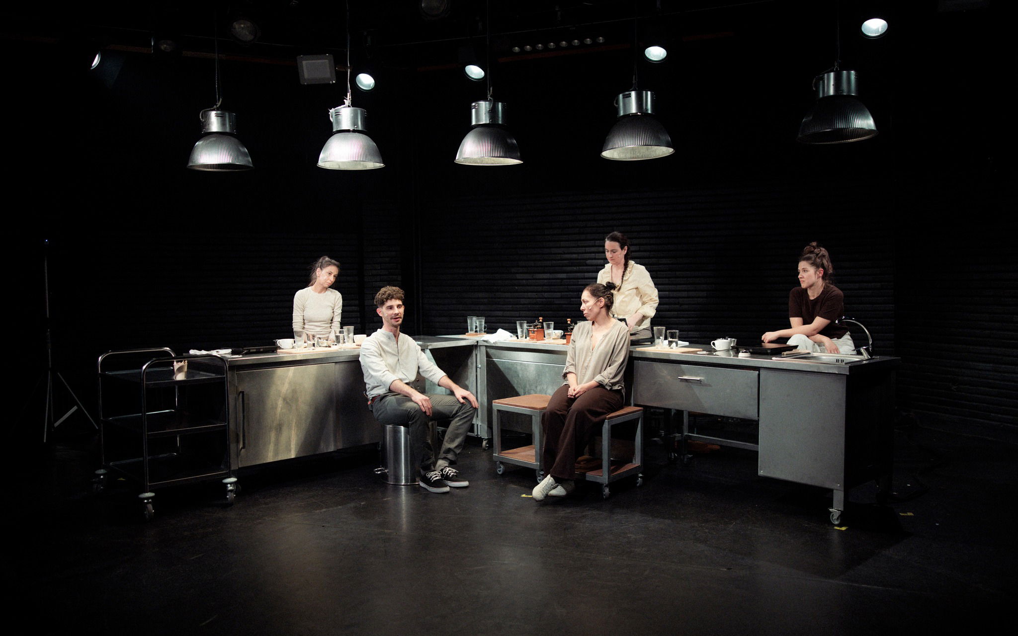 Döntések, utak, következmények: mit él át, aki külföldön gondoz? Közösségi beszélgetés is a Csíki Játékszín új előadása