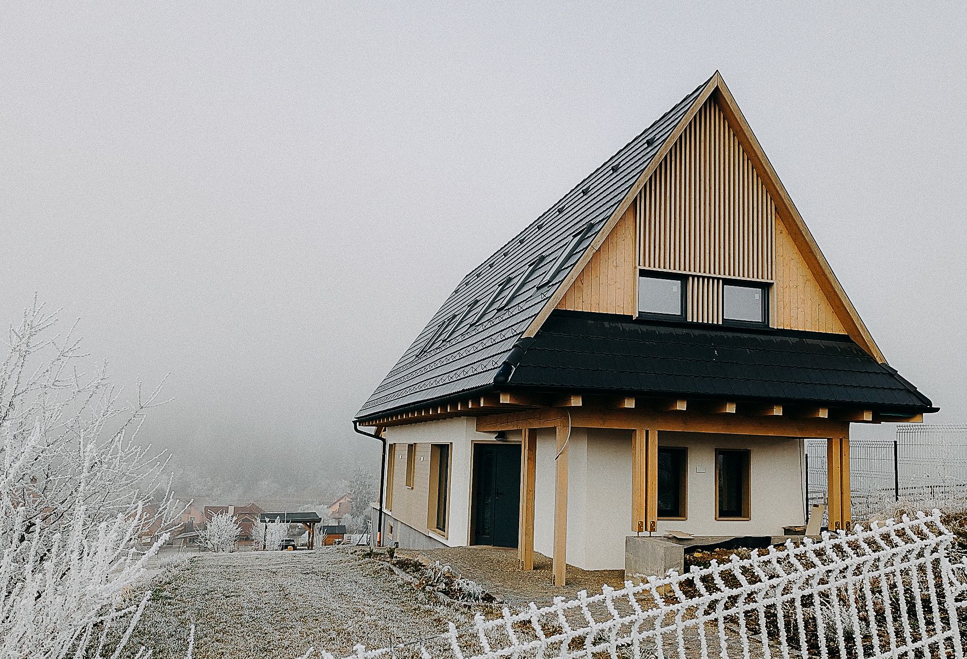 Faluképbe illeszkedő, modern székely ház Csomortánban