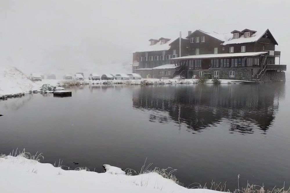 A szélvihar miatt nem tudják elhagyni a térséget a Bilea-tó környéki menedékházakban elszállásolt turisták | VIDEÓ