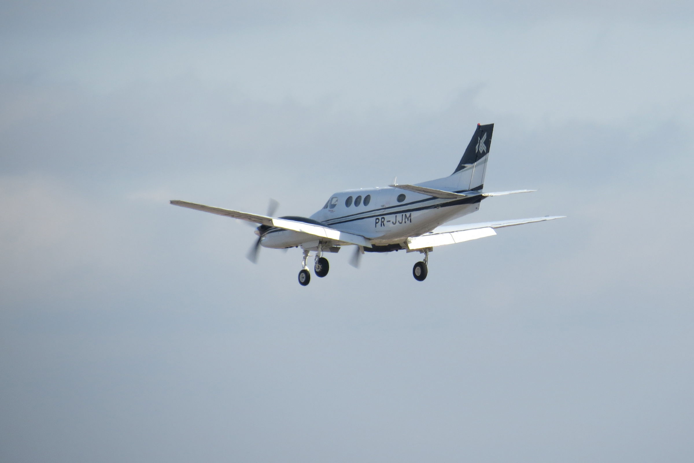 Súlyos állapotban szállították kórházba a lezuhant kisrepülőgép utasait | Frissítve