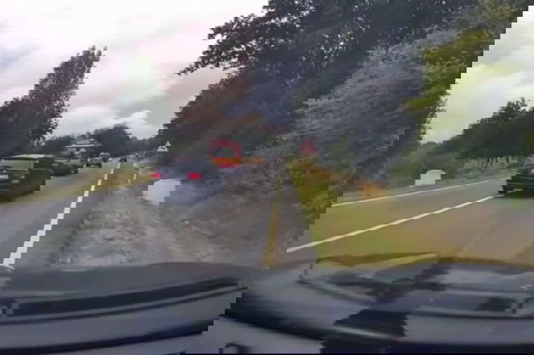 Szirénázó rohamkocsi után eredt, hogy gyorsabban száguldozhasson – rendőrségi ügy lett belőle | VIDEÓ