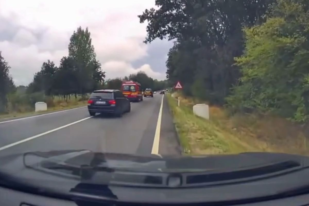 FRISSÍTVE | Azonosították a rohamkocsi után száguldozó járművezetőt – rendőrségi ügy lett belőle | VIDEÓ