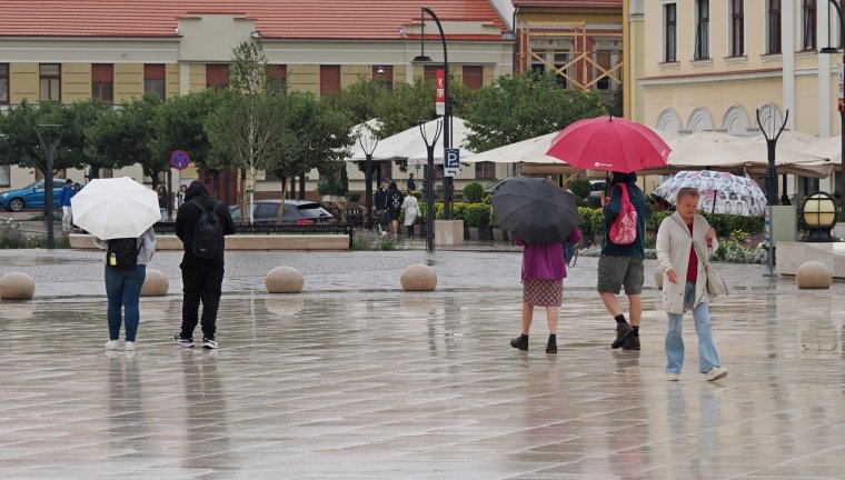 Hideg, esős időre figyelmeztetnek a meteorológusok, a hegyvidéken sűrű havazás várható