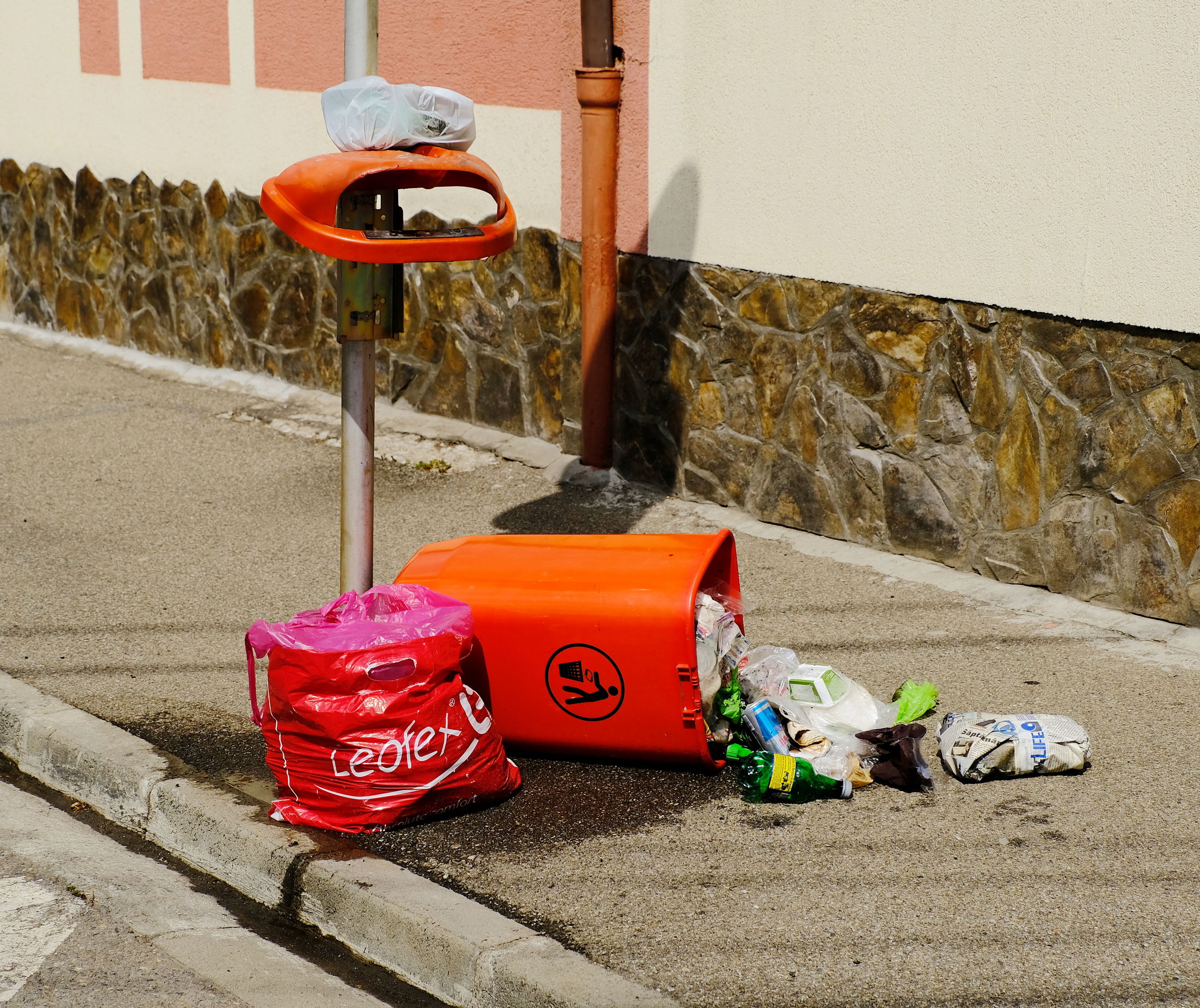 Szeméthalmok csúfítják a váradi utcákat