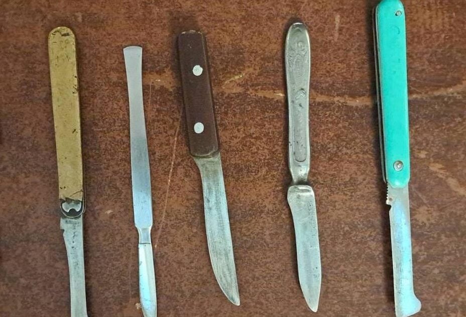 Hat kést akart bevinni a parlamentbe az AUR egyik meghívottja