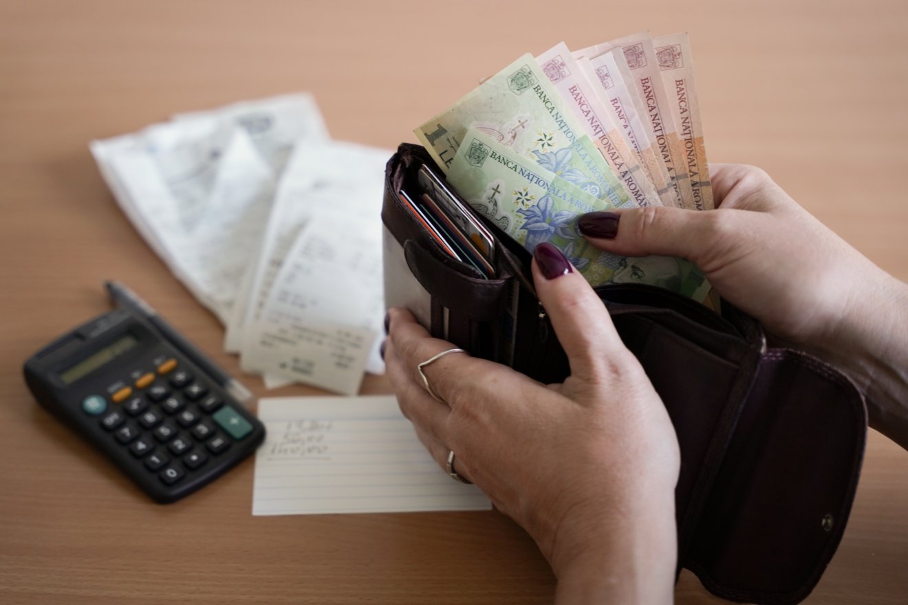 Csökkenőben a romániai fizetések