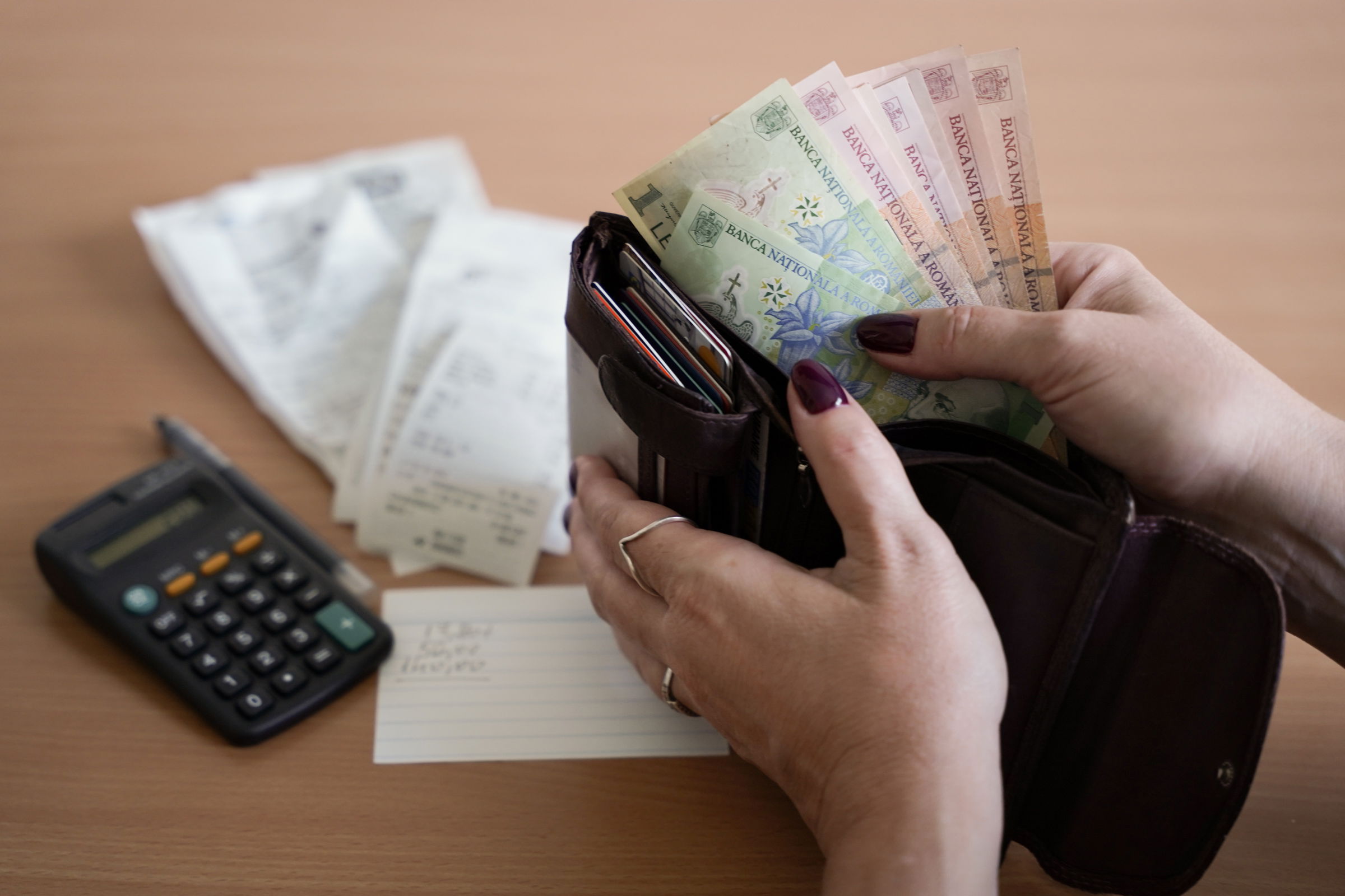 Csökkenőben a romániai fizetések