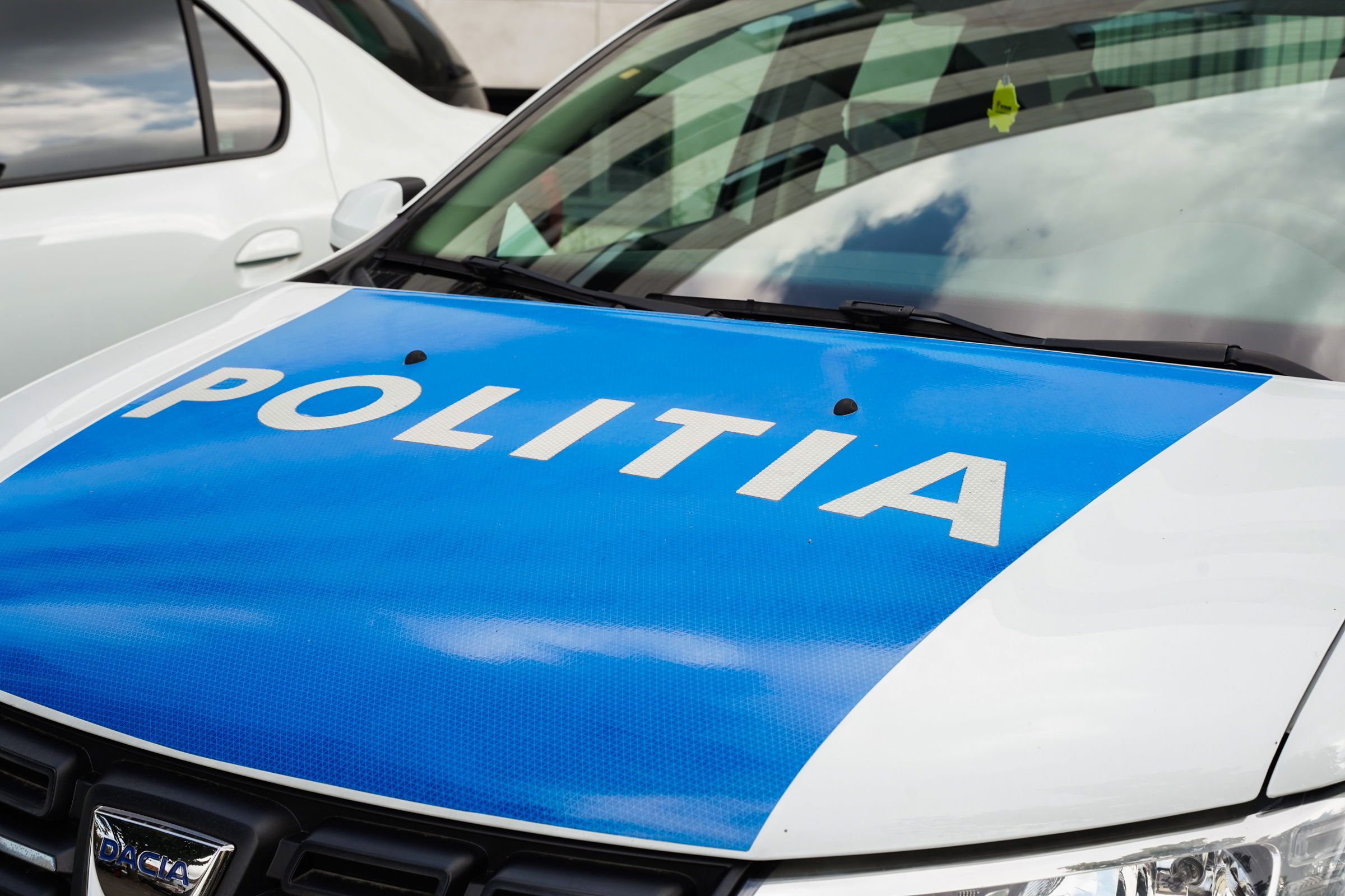 Lopott kocsival, ittasan és jogosítvány nélkül száguldozott egy 18 éves váradi fiatal, a határrendészek jelzésére meg sem állt