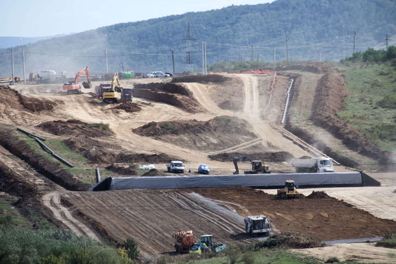 Hétfőtől a Bisztraterebes-Bihar sztrádaszakasz teljes hosszában zajlani fognak az építési munkálatok