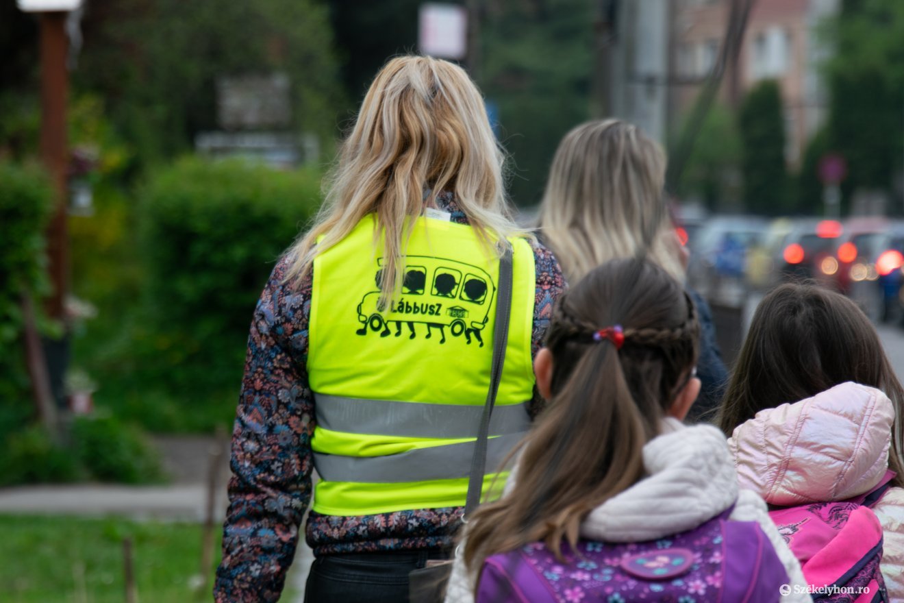 Lábbusz „viszi” iskolába a székelyhídi kisdiákokat