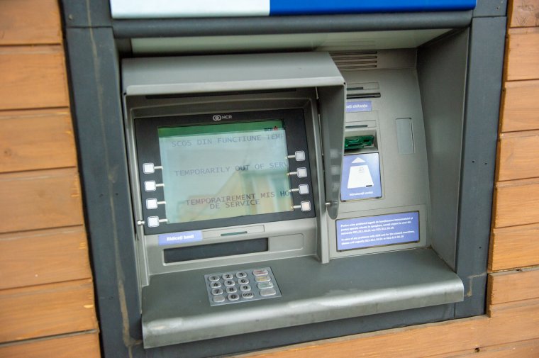 Feszítővassal esett neki egy bankautomatának Szalontán, végül mégsem lopott
