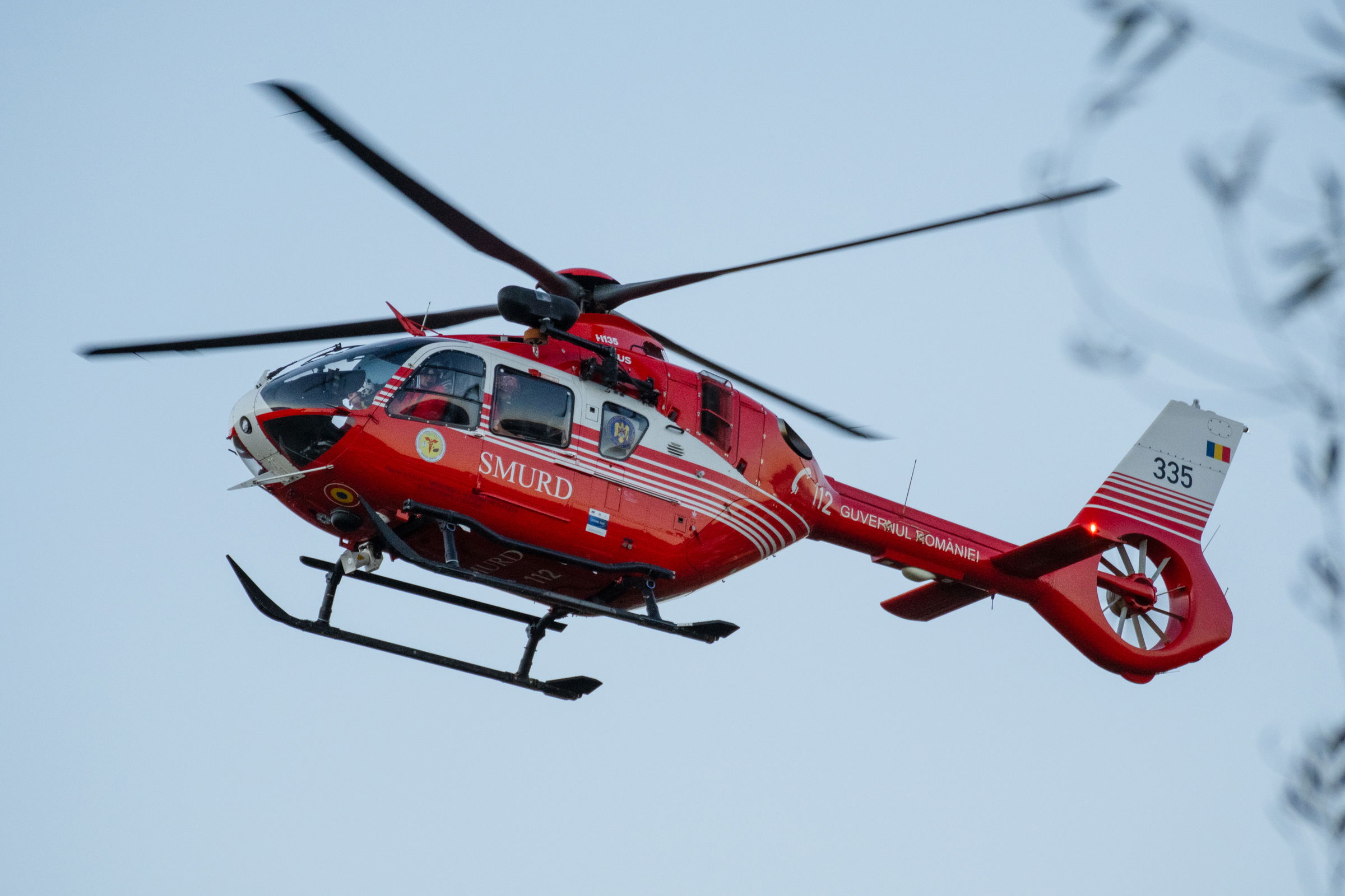 Traktor alá szorult egy férfi Hunyad megyében, SMURD-helikopter szállította kórházba