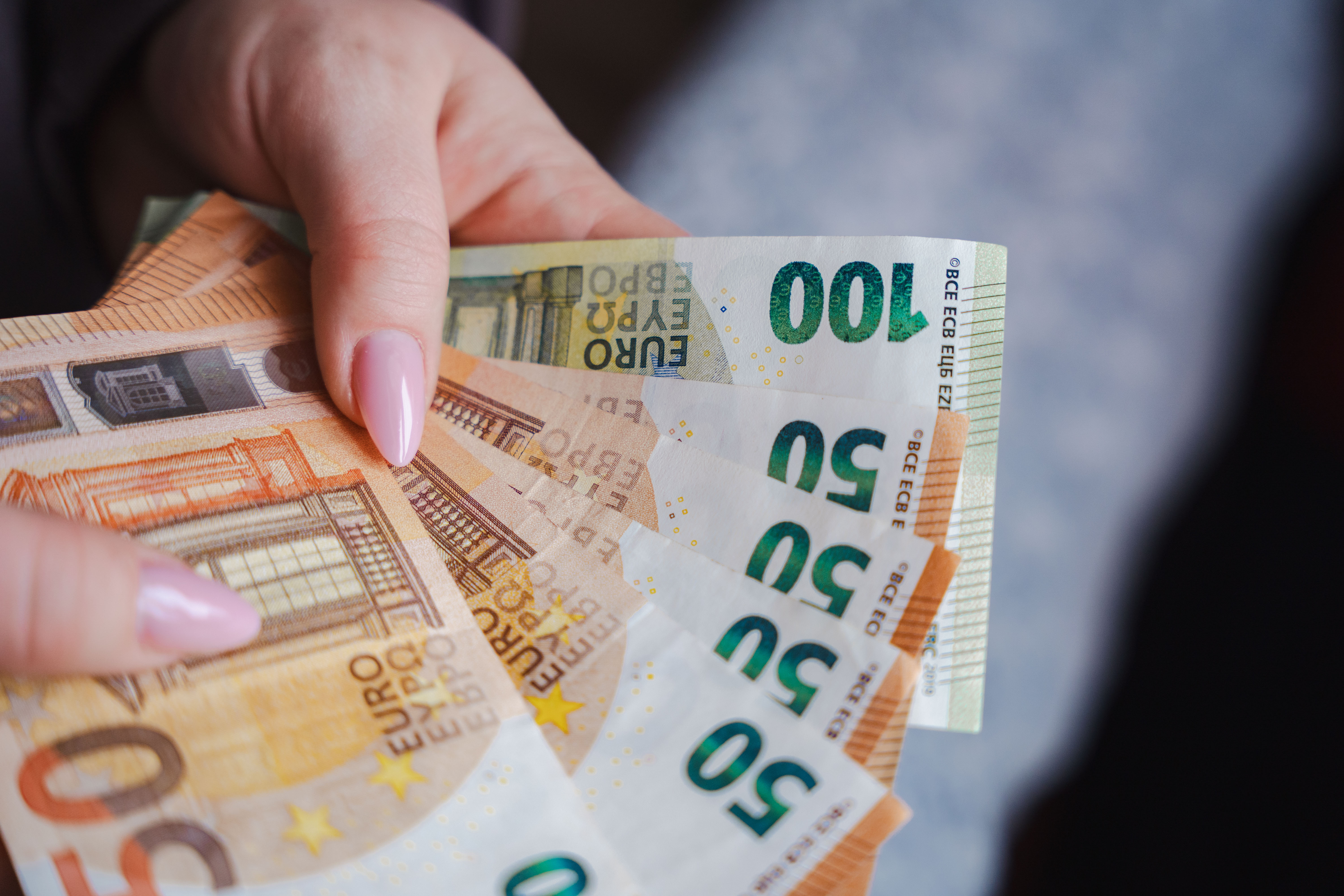 Gyengült a lej csütörtökön a főbb valutákhoz képest