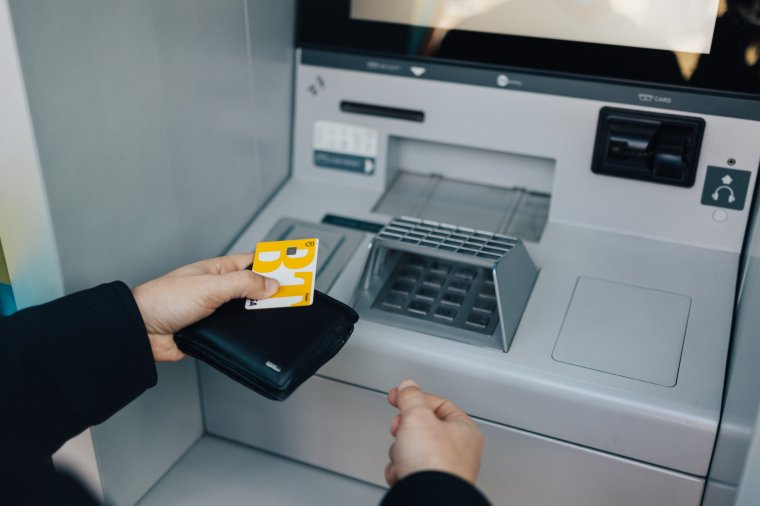 Pénzfelvétel közben is támadhatnak a csalók – erre figyeljen a bankautomatánál