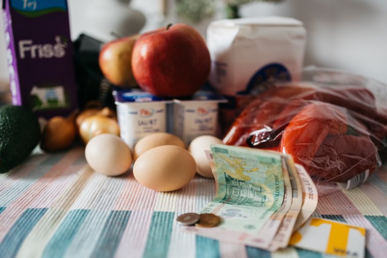 Hivatalos: év végéig marad az alapélelmiszerek árréskorlátozása