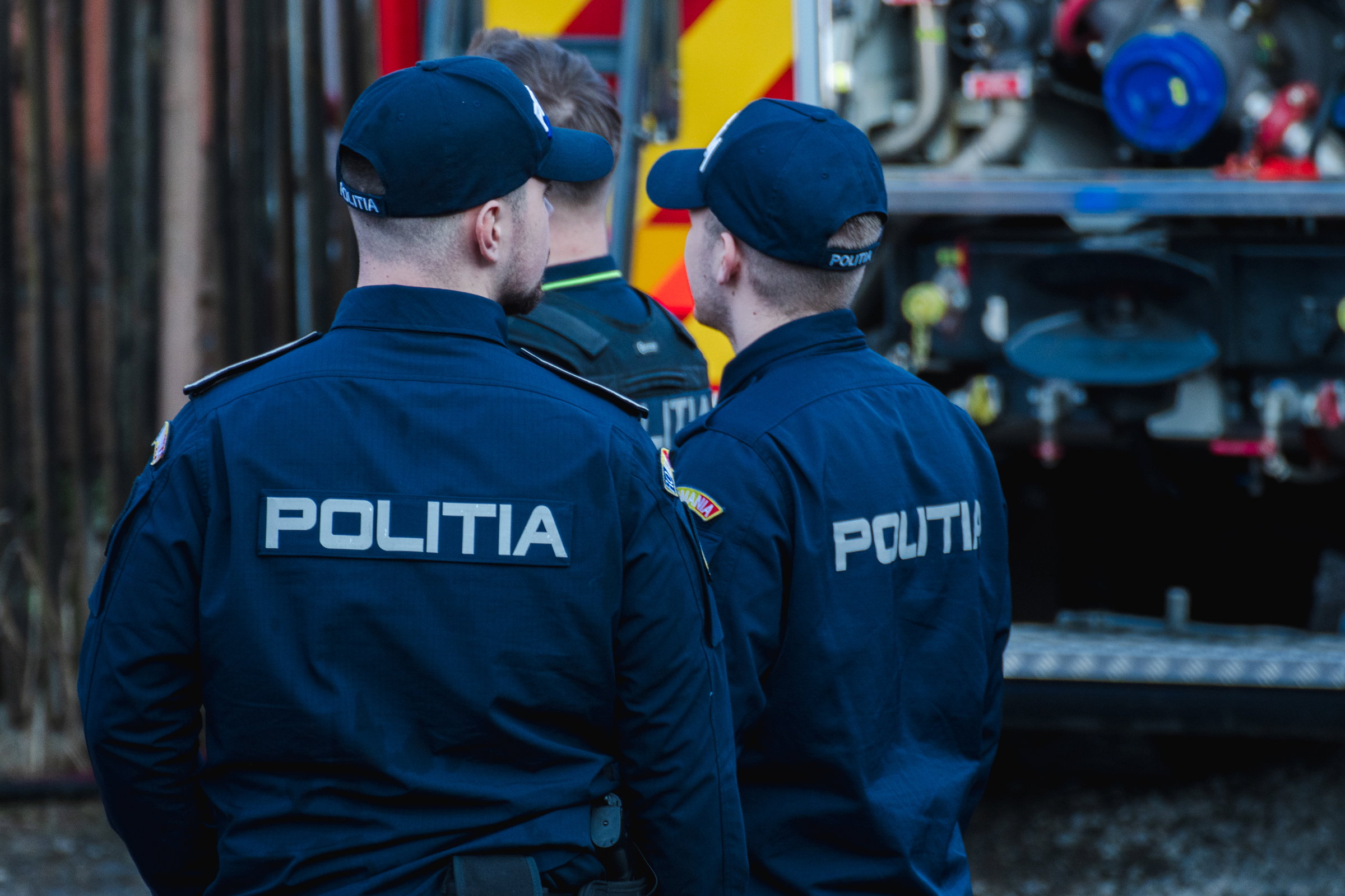 Rendőrt vágott fejbe, lábon lőtték az erdélyi fiatalt