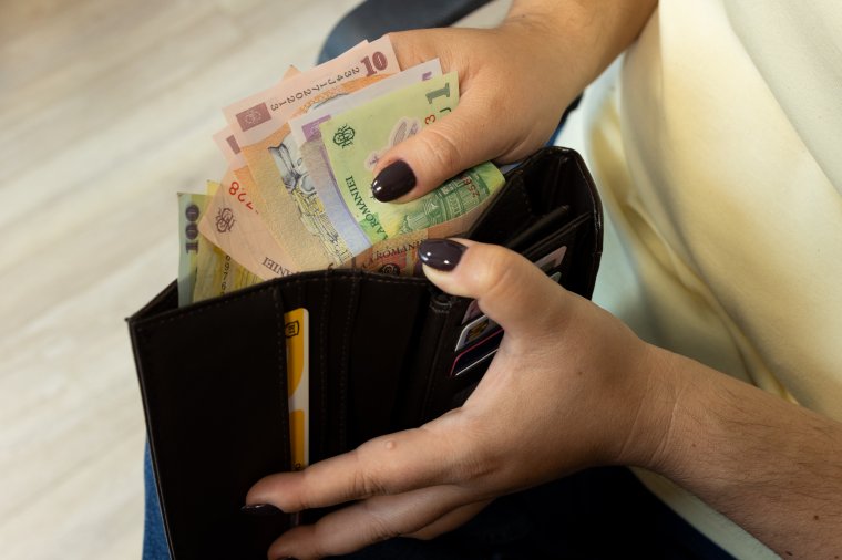 Amikor több pénzre lenne szükség, kevesebb érkezik: visszaesett az átlagbér Romániában