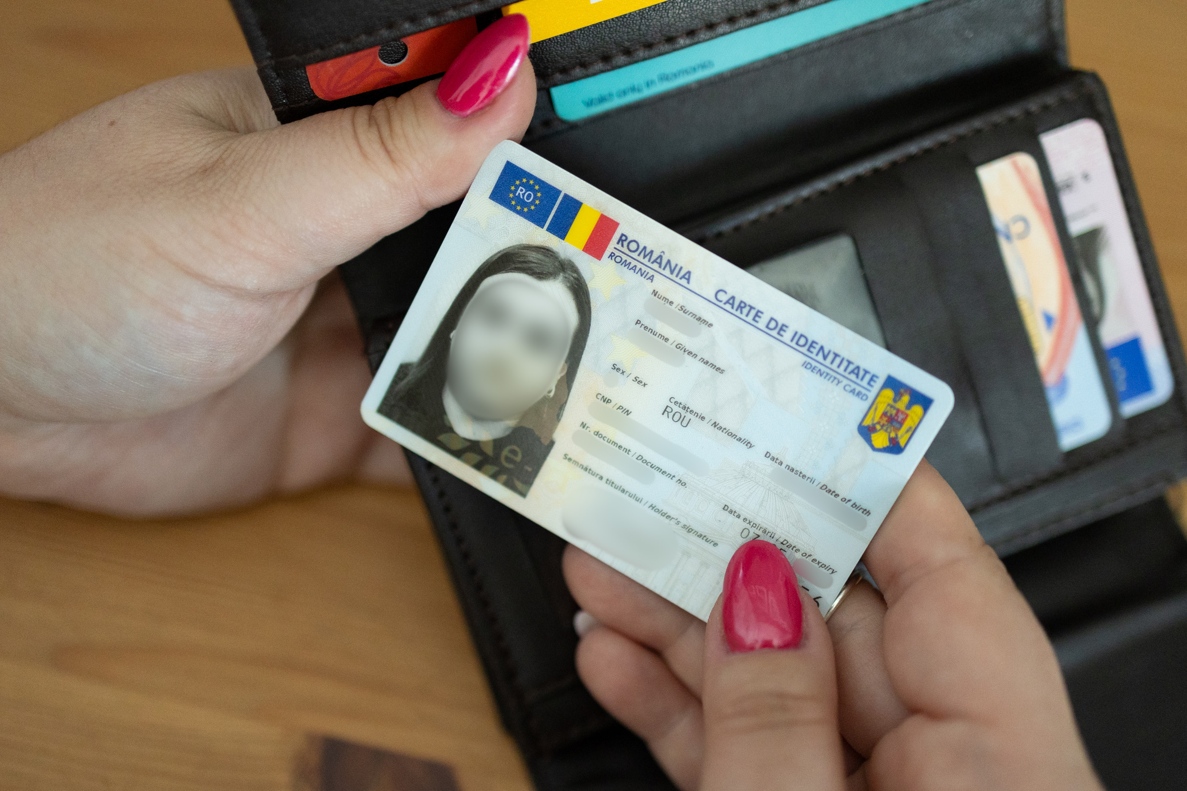 Véget ér egy korszak: augusztustól eltűnik a régi személyi igazolvány