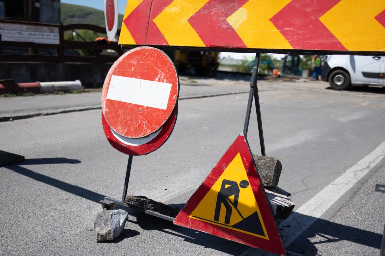 Munkálatokat végeznek egy vasúti felüljárónál, forgalomkorlátozás lép életbe a környéken