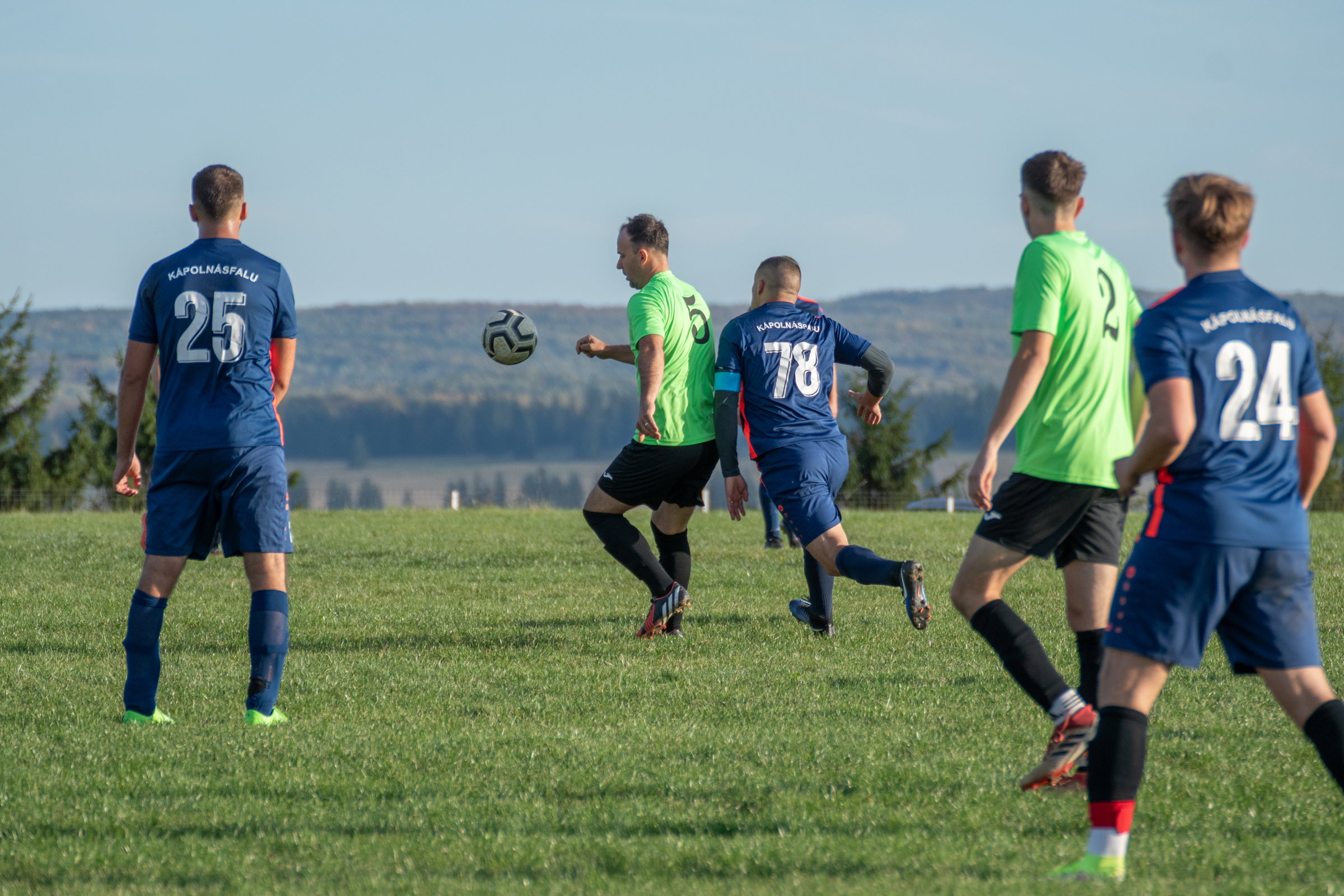 Megszorította a játékvezető kezét, tíz meccsre eltiltották a kápolnási játékost