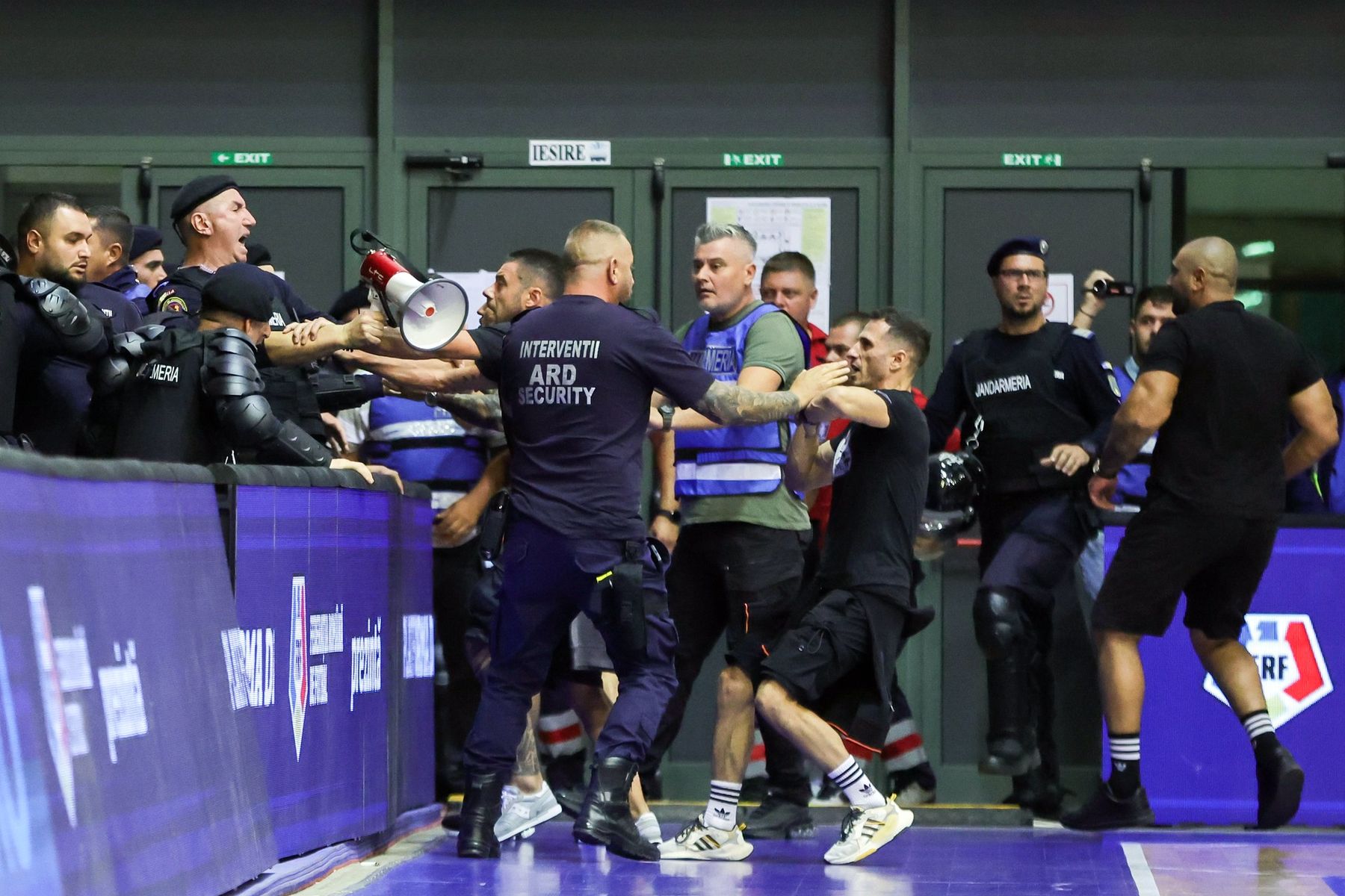 Jókora büntetést kapott a román szövetség a román–magyar meccsen kirobbant szurkolói botrány miatt