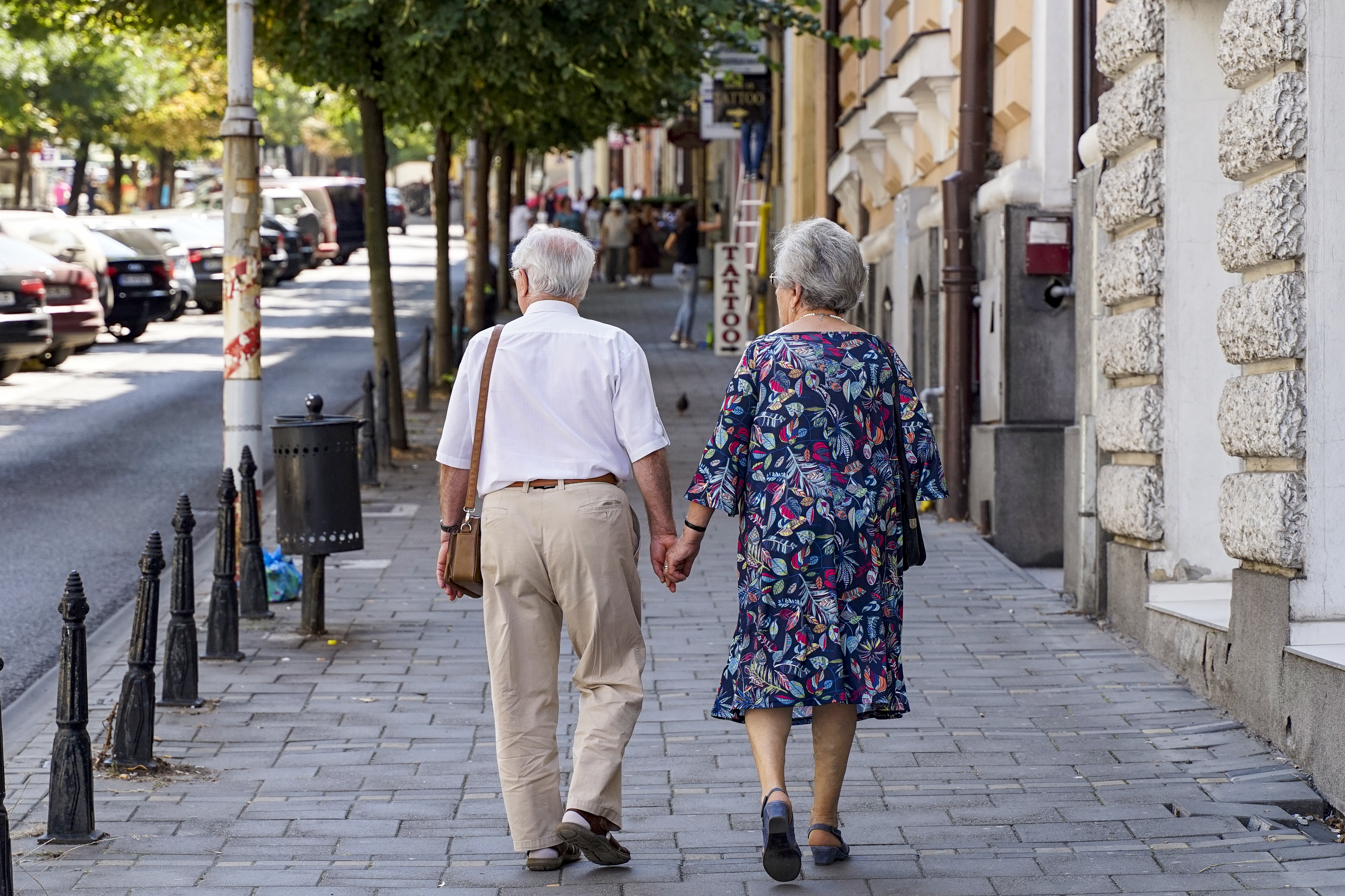 Nyugdíjasok a túlélő üzemmódon túl: hogyan teremtsünk méltó és aktív időskort?