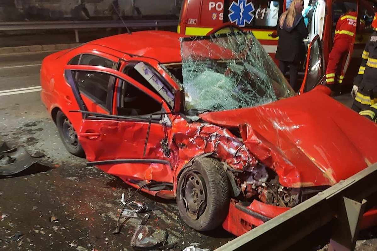 Bejárati kapunak ütközött a részeg autós