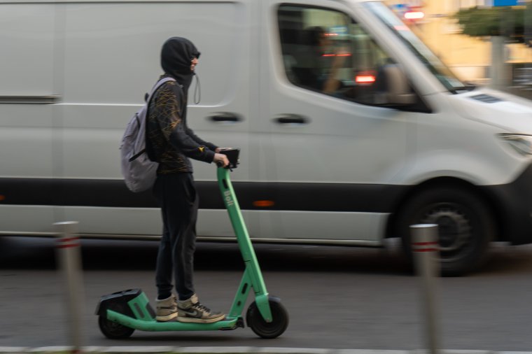 Tervezet: minden rolleresnek kötelezővé tennék a bukósisak viselését