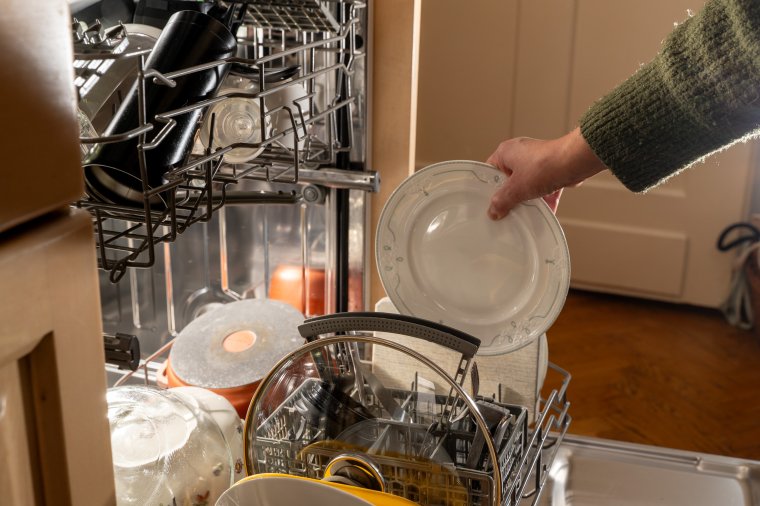 Utalványrendszerrel teszik legálissá a háztartási munkát Romániában