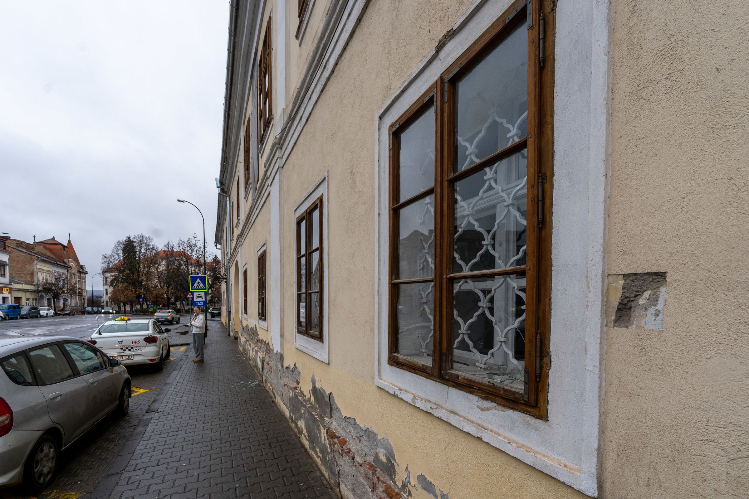 Betörték a marosvásárhelyi Teleki Téka épületének több ablakszemét