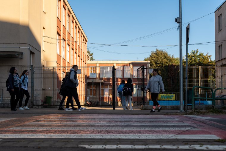 A biztonsági intézkedések szigorú betartására szólították fel az iskolákat és a kórházakat