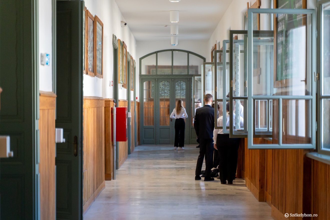 Megkezdődött a pótérettségi a román nyelvi kompetenciák szóbeli felmérésével