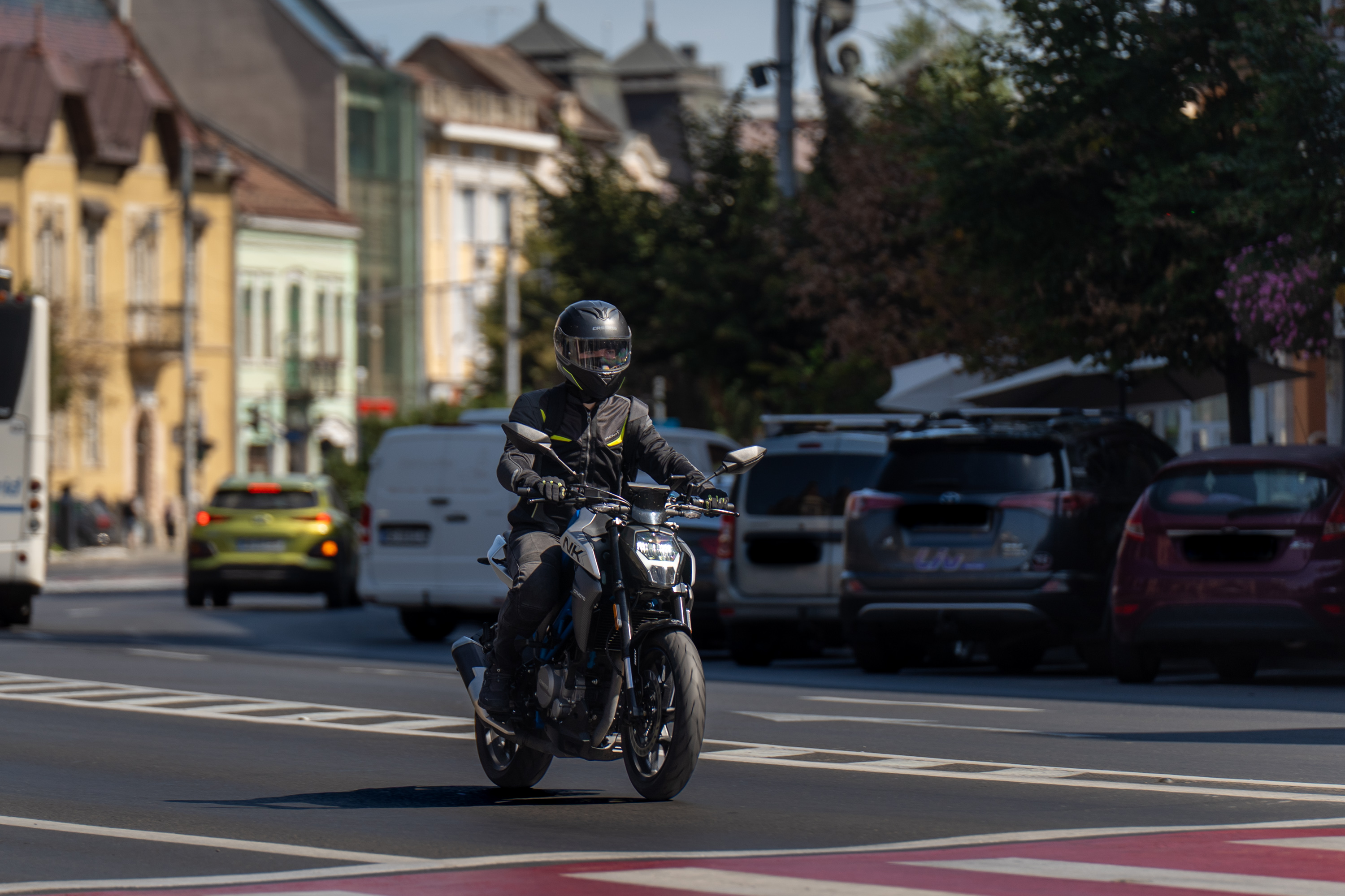 Új szabály jöhet a motorosoknak: dugóban előresorolhatnának az autók között