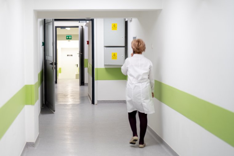 Újraélesztést végző orvosra támadtak rá egy romániai kórházban