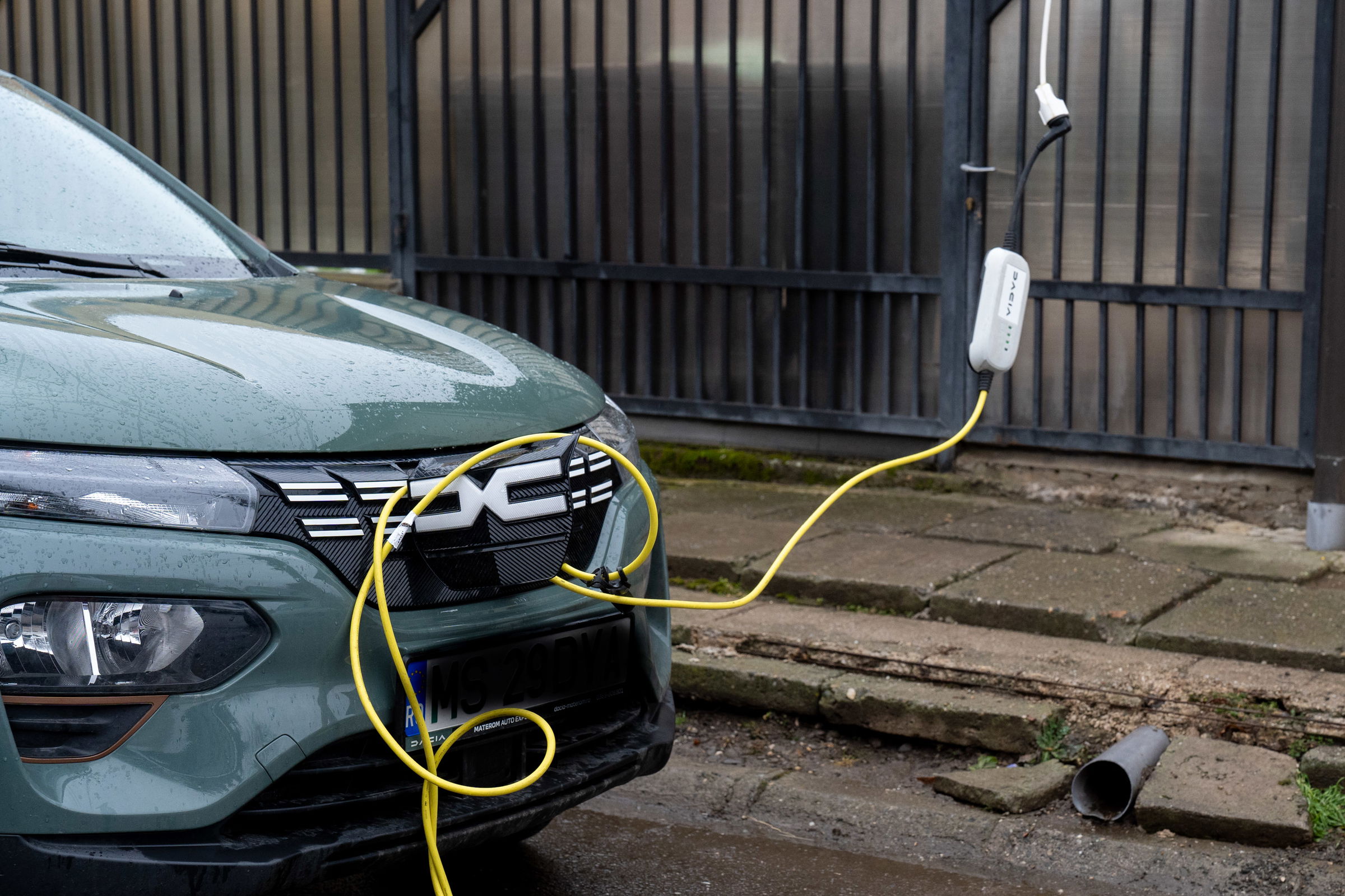 Jelentősen zuhan az autóeladás, mégis tarolnak az elektromos modellek Romániában